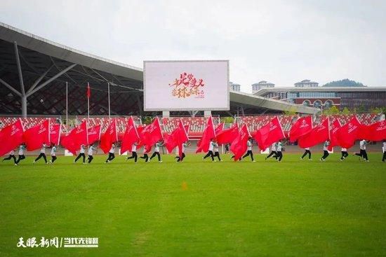 人过中年的塞萨尔（Luis Tosar 饰）是某幢公寓的办理员，上班时代他谨小慎微，和每一个颠末他眼前的邻人问好，当真处置所有事务，偶然帮忙住户照看小狗；歇息时则前去病院探望母亲，为其讲述一天的履历和见闻。但是看似诚恳内向的塞萨尔，却有着不成为人性的奥秘。天天晚上，他都偷 偷潜进芳华靓丽的女住户克拉拉（Marta Etura 饰）的房间，用药物令其堕入深深的熟睡当中，平常海发各类言辞热辣的短信进行骚扰。但是这一切仿佛并不是处于近乎疯狂的沉沦，他的行动背后埋没着更深的诡计。在此时代，克拉拉的身体状态越来越差，她的糊口也由此变得一团糟。在他乖张的行动进行进程中，一切朝着不成逆转的标的目的成长……